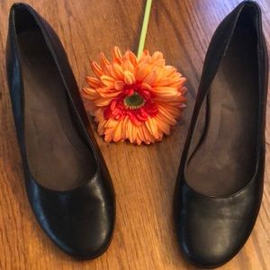 A2 Redwood Black Heels